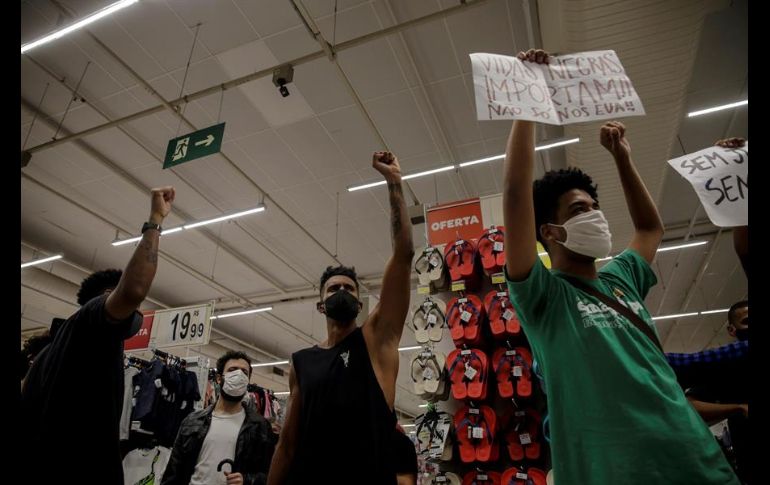 La muerte de Silveira Freitas motivó manifestaciones en Porto Alegre, Brasilia, Belo Horizonte y Rio de Janeiro. EFE/F. Bizerra