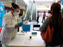 La autoridad sanitaria seguirá realizando pruebas aleatorias en corredores comerciales, plazas y paradas de autobuses. EL INFORMADOR/R. Rivas