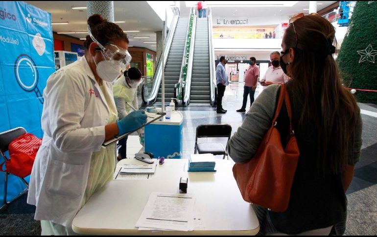 La autoridad sanitaria seguirá realizando pruebas aleatorias en corredores comerciales, plazas y paradas de autobuses. EL INFORMADOR/R. Rivas