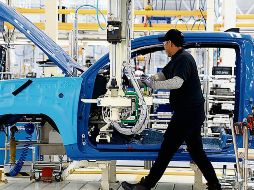 Las empresas del sector automotor han disminuido su interés de invertir en México, en buena parte por las consecuencias de la crisis económica por el coronavirus. EFE/Archivo