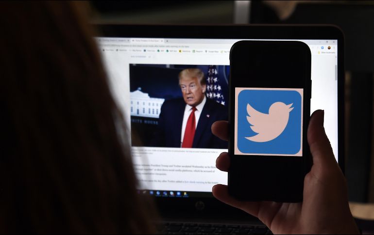 Trump usó Twitter para ayudar a construir su marca política y, más tarde, ejercer el poder de la presidencia, aunque usa principalmente su cuenta personal, @realDonaldTrump. AP / S. Walsh