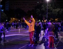 En la improvisada discoteca, los asistentes debían someterse a un control de temperatura y lavarse las manos con gel antes de acceder al recinto. AFP/P. Barrena