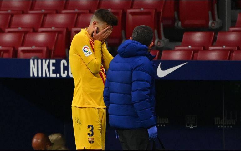 La lesión de Piqué se produjo en un ataque del Atlético, en el que el argentino Ángel Correa, que venía trastabillado por Jordi Alba, se cayó sobre la rodilla derecha de Piqué y rápidamente dio muestras de mucho dolor. AFP / G. Bouys