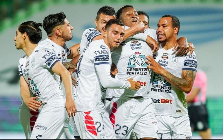 Víctor Sosa, Luis Chávez, Oscar Murillo y Edgar Felipe Pardo festejan uno de los goles del encuentro. IMAGO7/E. Saavedra