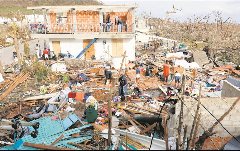 Habitantes de la isla de Providencia, Colombia, buscan lo que pueda ser de utilidad tras el paso de “Iota”. EFE