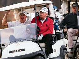 El presidente saliente de EU, Donald Trump, maneja en Sterling, Virginia. EFE