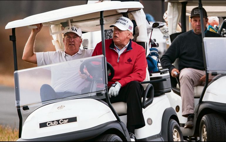 El presidente saliente de EU, Donald Trump, maneja en Sterling, Virginia. EFE