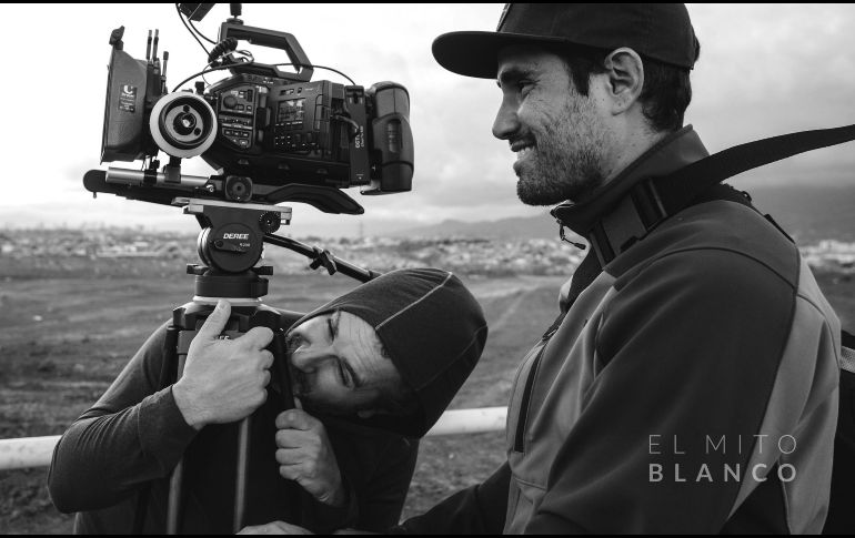 Filmación. Gabriel Serra (a la derecha), durante el rodaje de “El mito blanco”. ESPECIAL