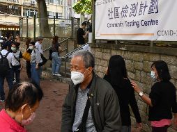 El Gobierno local abrirá cinco nuevos centros para poder realizar más pruebas. Personas hacen fila hoy en un centro de pruebas de COVID-19 en Hong Kong. AFP/P. Parks