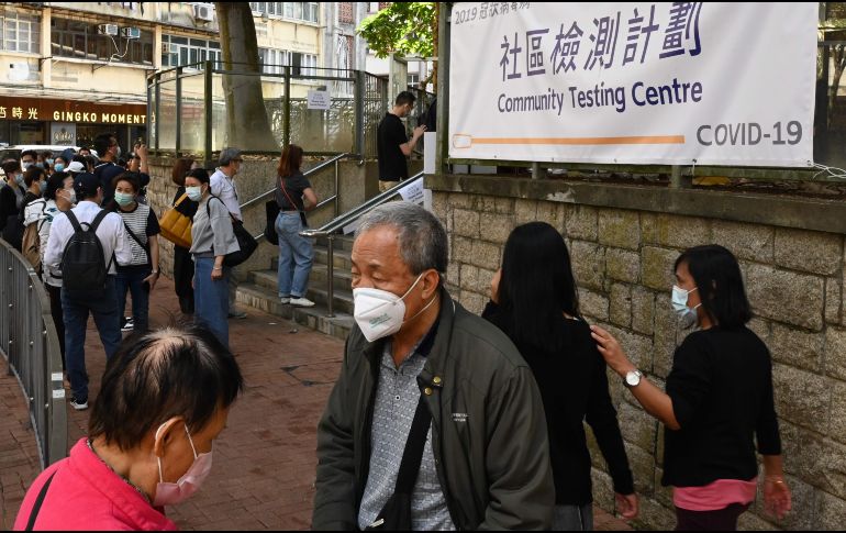 El Gobierno local abrirá cinco nuevos centros para poder realizar más pruebas. Personas hacen fila hoy en un centro de pruebas de COVID-19 en Hong Kong. AFP/P. Parks