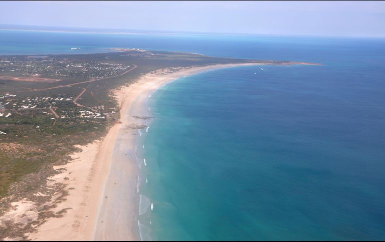 Cable Beach, la playa turística en la costa australiana donde se registró el ataque de tiburón. AP/ARCHIVO