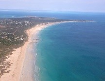 Cable Beach, la playa turística en la costa australiana donde se registró el ataque de tiburón. AP/ARCHIVO