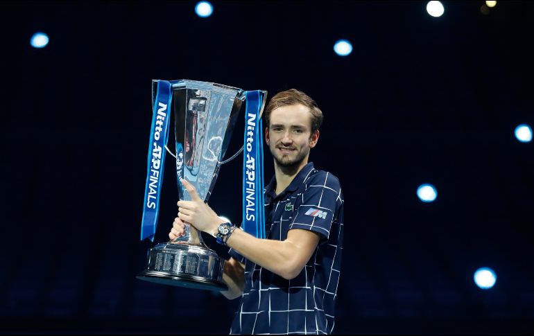 Daniil Medvedev con el trofeo tras ganar el Masters ATP hoy en Londres, Inglaterra. AP/F. Augstein