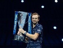 Daniil Medvedev con el trofeo tras ganar el Masters ATP hoy en Londres, Inglaterra. AP/F. Augstein