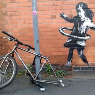 Banksy: el misterio de la bicicleta desaparecida de una obra del artista urbano