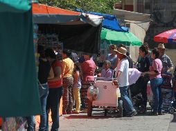 El Inegi reportó que el número de trabajadores en la informalidad ascendió a 29.7 millones en octubre, una proporción del 56% frente a la de 54.9% de septiembre. EL INFORMADOR / ARCHIVO