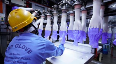 El gobierno ordenó el lunes el cierre por etapas de 28 plantas de Top Glove en Klang para someter a los trabajadores a pruebas y cuarentena. AP/ARCHIVO