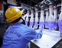 El gobierno ordenó el lunes el cierre por etapas de 28 plantas de Top Glove en Klang para someter a los trabajadores a pruebas y cuarentena. AP/ARCHIVO