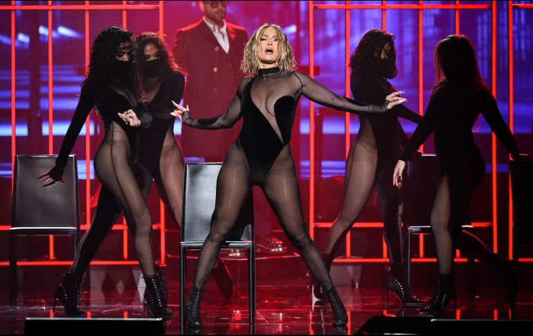 En los American Music Awards 2020, Jlo irradió sensualidad con un conjunto transparente. AFP / ARCHIVO