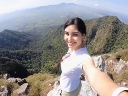 Geraldine Ponce se quitó la blusa para festejar el logro de haber subido el cerro Sangangüey. ESPECIAL