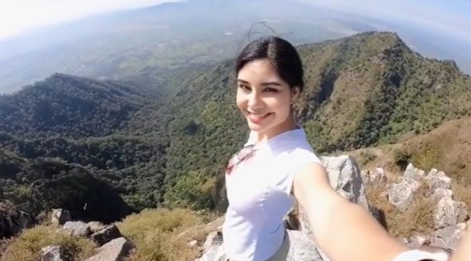 Geraldine Ponce se quitó la blusa para festejar el logro de haber subido el cerro Sangangüey. ESPECIAL