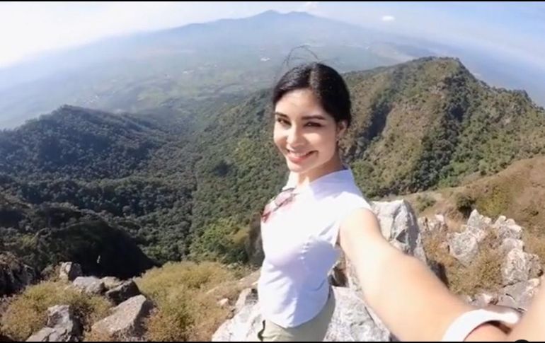 Geraldine Ponce se quitó la blusa para festejar el logro de haber subido el cerro Sangangüey. ESPECIAL