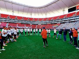 LISTOS. Jugadores y cuerpo técnico del Guadalajara sostuvieron una larga charla antes de su último entrenamiento. TWITTER/@chivas