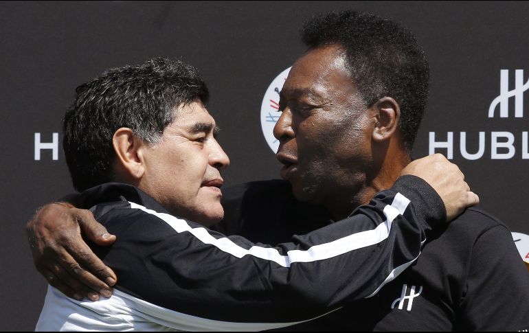 Maradona y Pelé siempre tuvieron una rivalidad sana sobre quién era el mejor futbolista del mundo. AFP / ARCHIVO