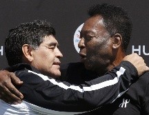Maradona y Pelé siempre tuvieron una rivalidad sana sobre quién era el mejor futbolista del mundo. AFP / ARCHIVO