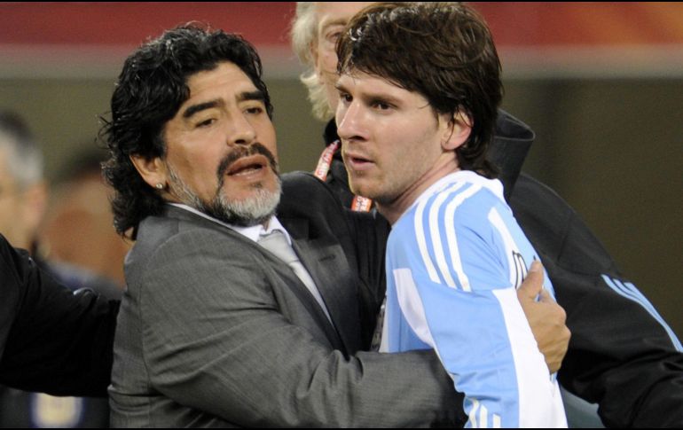 Maradona abraza a Messi durante el Mundial en 2010. AFP / ARCHIVO