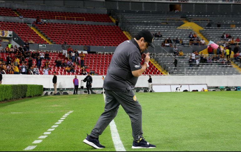 Antes de iniciar el partido ante Leones Negros, el astro argentino se asomó al estadio, observó las tribunas y avanzó algunos metros delante de su área técnica para hincarse y persignarse en señal de reverencia. IMAGO7