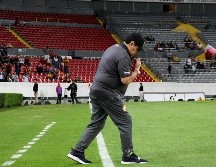 Antes de iniciar el partido ante Leones Negros, el astro argentino se asomó al estadio, observó las tribunas y avanzó algunos metros delante de su área técnica para hincarse y persignarse en señal de reverencia. IMAGO7