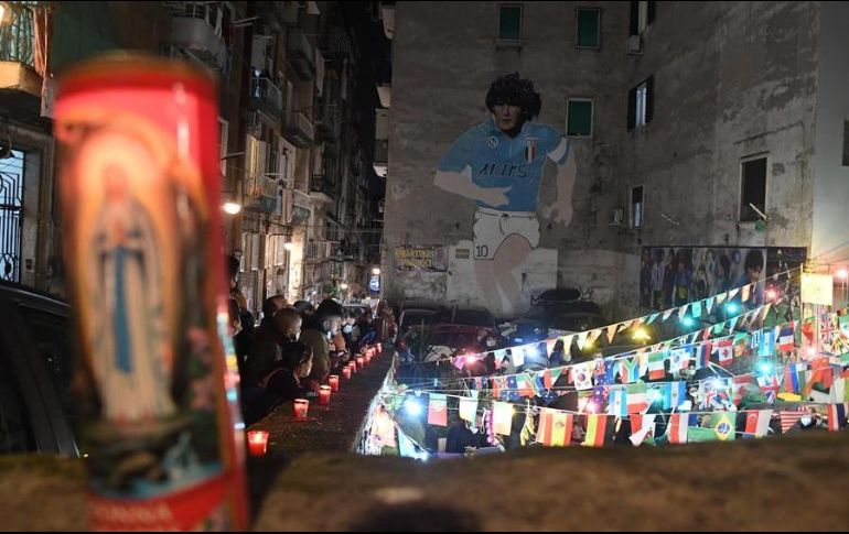 Fanáticos en Nápoles, Italia, montaron un pequeño altar en honor al futbolista. EFE/C. Fusco