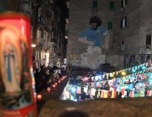 Fanáticos en Nápoles, Italia, montaron un pequeño altar en honor al futbolista. EFE/C. Fusco