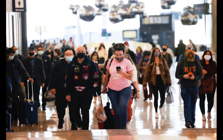 Pasajeros caminan hoy en una sala del aeropuerto internacional de San Francisco, en California. EFE/J. Mabanglo