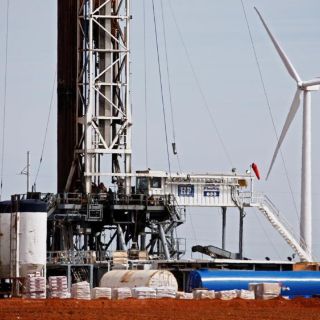 Bajan reservas de crudo de EU; petróleo alcanza su máximo desde marzo