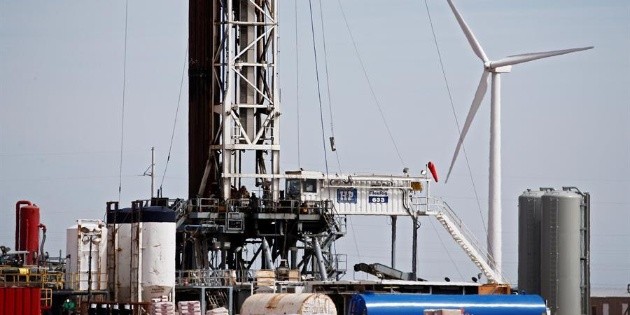 Bajan reservas de crudo de EU; petr&oacute;leo alcanza su m&aacute;ximo desde marzo