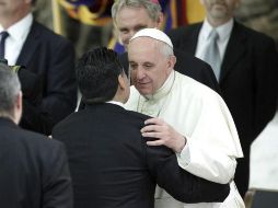 El exfutbolista argentino Diego Armando Maradona (c) es saludado por el Papa Francisco (d) durante un encuentro en el Vaticano en 2014. EFE/ARCHIVO