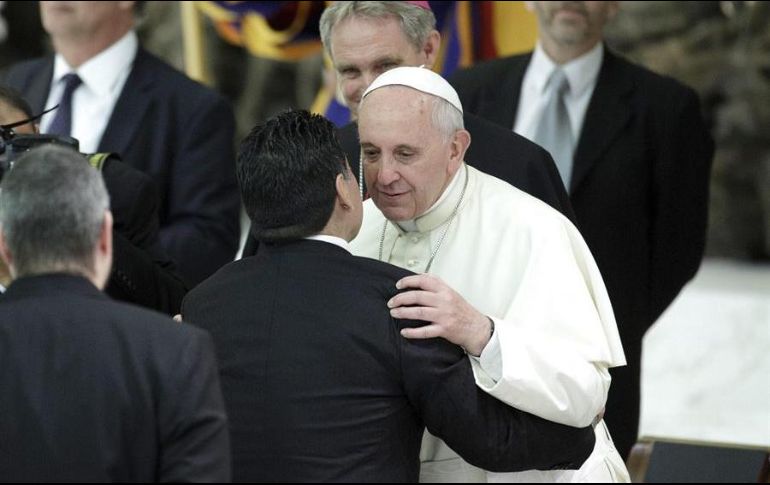 El exfutbolista argentino Diego Armando Maradona (c) es saludado por el Papa Francisco (d) durante un encuentro en el Vaticano en 2014. EFE/ARCHIVO