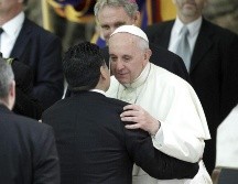 El exfutbolista argentino Diego Armando Maradona (c) es saludado por el Papa Francisco (d) durante un encuentro en el Vaticano en 2014. EFE/ARCHIVO