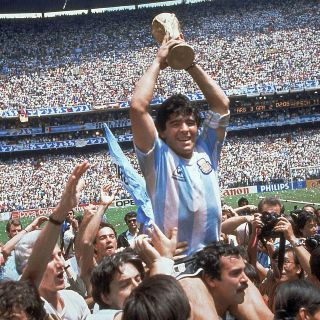 AMLO destaca que Maradona fue "políticamente incorrecto"