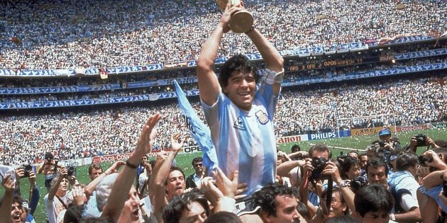 AMLO destaca que Maradona fue "pol&iacute;ticamente incorrecto"