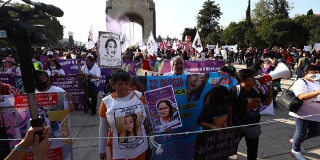 Marcha por violencia contra la mujer se dirige al Z&oacute;calo