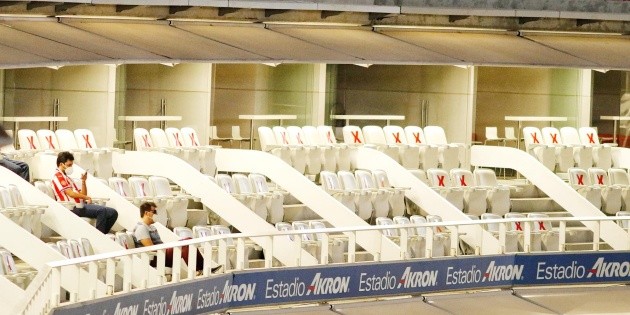 Chivas vs Am&eacute;rica: Exhiben a irresponsables en el Estadio Akron