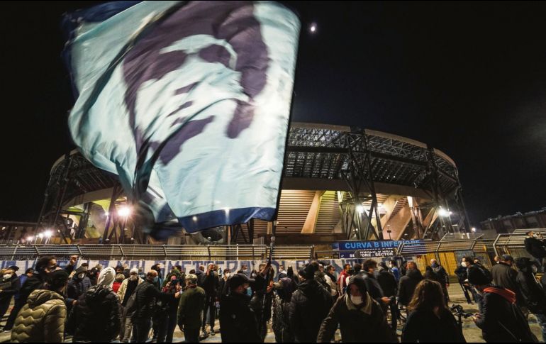 ITALIA. Hinchas del Napoli rindieron tributo a su ídolo en las afueras del Estadio San Paolo. EFE