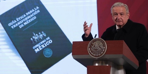 Gu&iacute;a de &eacute;tica de AMLO propone dar terapia psicol&oacute;gica a criminales y corruptos