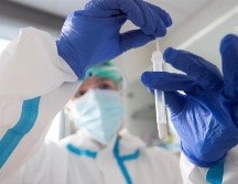 Una sanitaria realiza una prueba de antígenos en un hospital de Madrid. EFE/M. Pérez