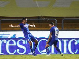 Luis Romo y Juan Escobar festejan una de las anotaciones. IMAGO 7