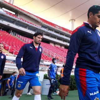 Chivas podría salir con tres centrales ante América
