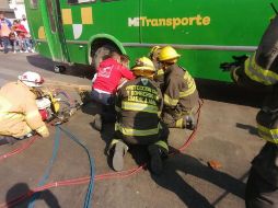 Elementos de protección civil utilizaron equipo hidráulico para levantar la unidad y lograr el rescate. ESPECIAL